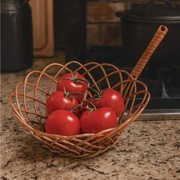 VINTAGE! Boho Natural Woven Round Wicker Fruit Basket With Handle Yugoslavia - Picture 1 of 12